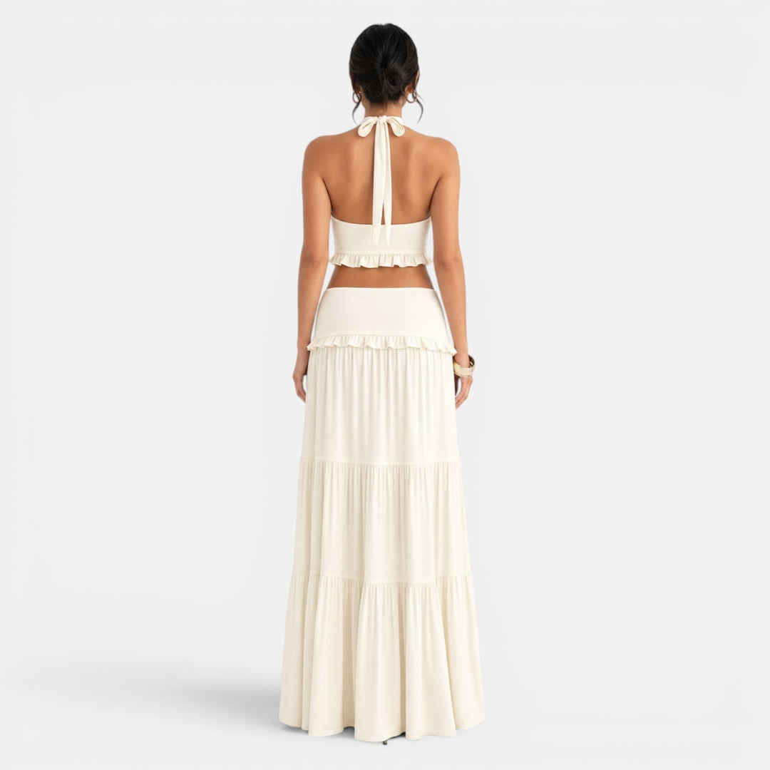 Outfit de playa chic: Conjunto halter y falda larga de volantes, perfecto para verano y fiesta.
