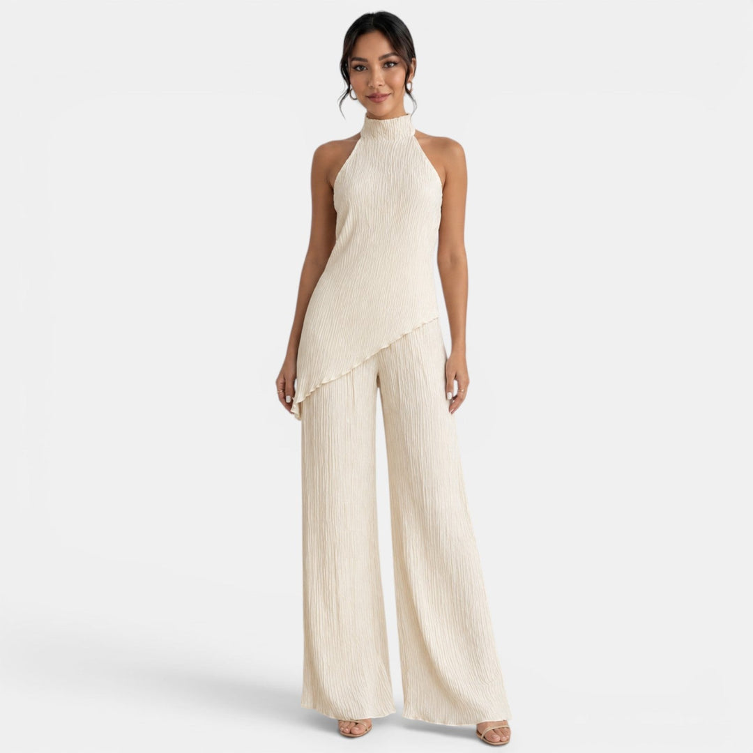 Conjunto elegante de mujer con top halter y pantalón plisado. Ideal para fiesta y celebración.