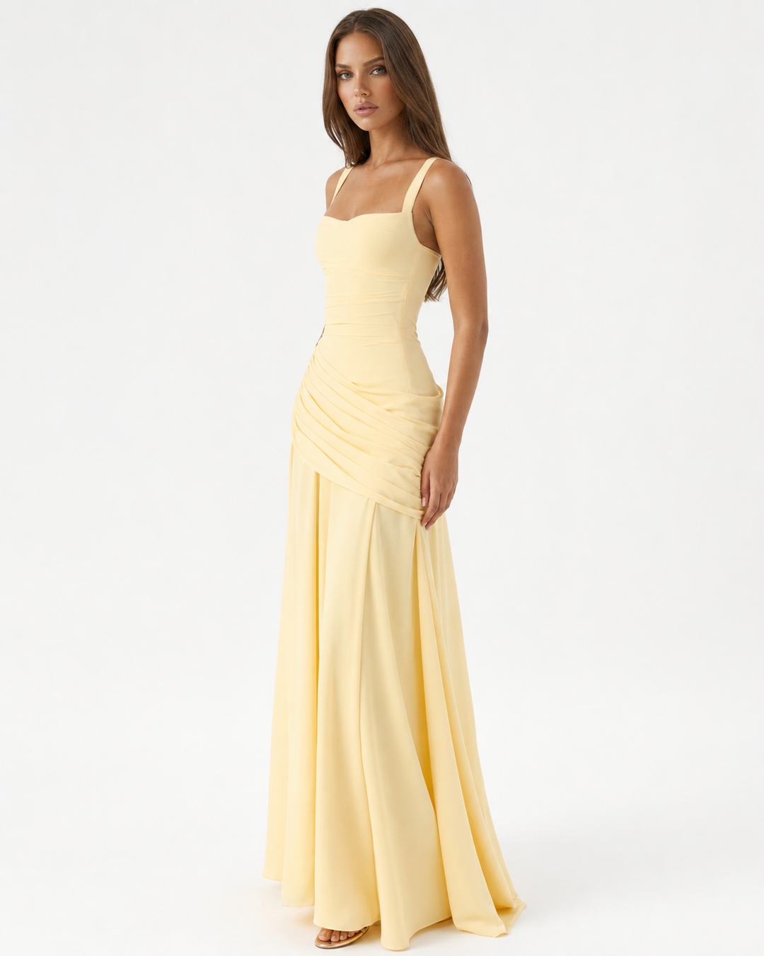 Elegante vestido maxi de noche para mujer con escote cuadrado y sofisticado detalle drapeado.