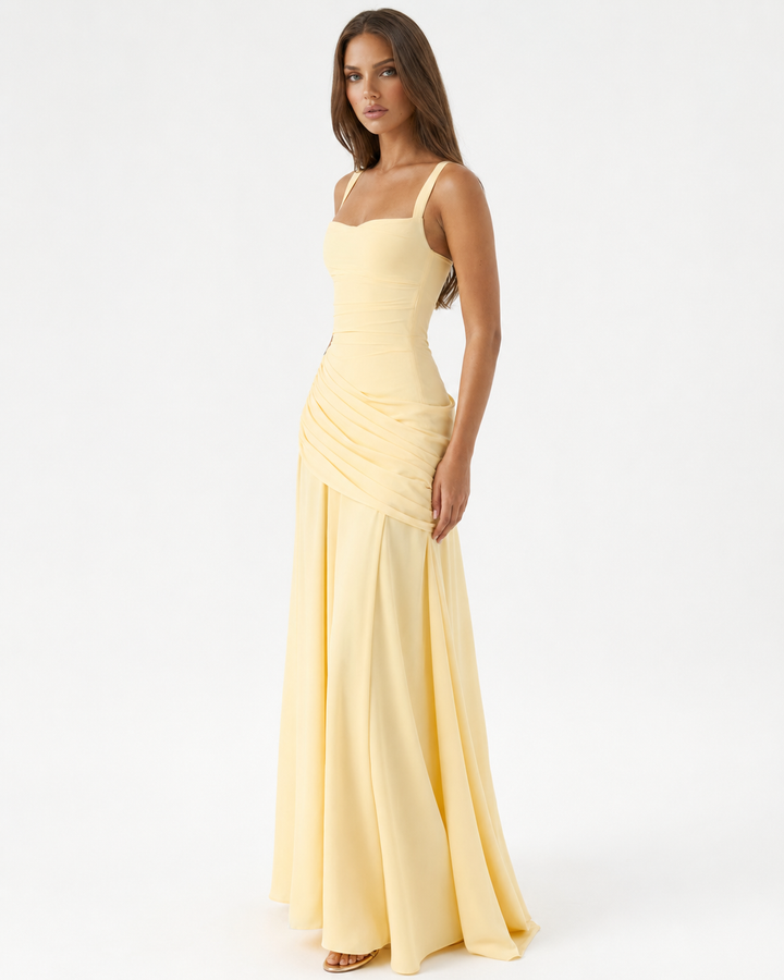 Elegante vestido maxi de noche para mujer con escote cuadrado y sofisticado detalle drapeado.