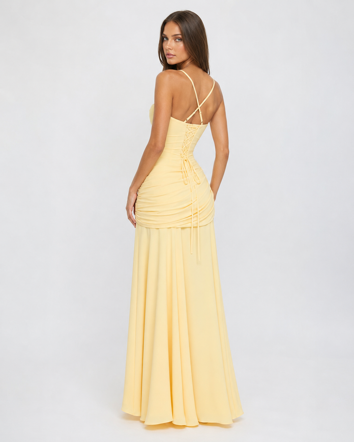 Vestido maxi de mujer para evento formal, escote cuadrado, elegante detalle drapeado.