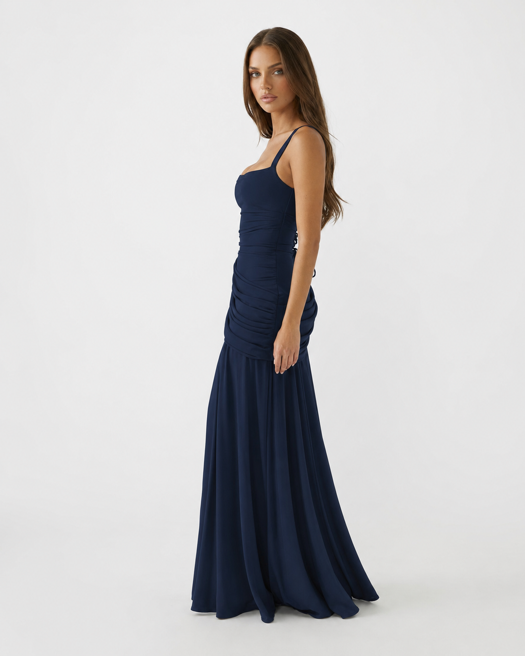 Sofisticado vestido maxi de mujer con escote cuadrado, drapeado, tirantes, perfecto para noche.
