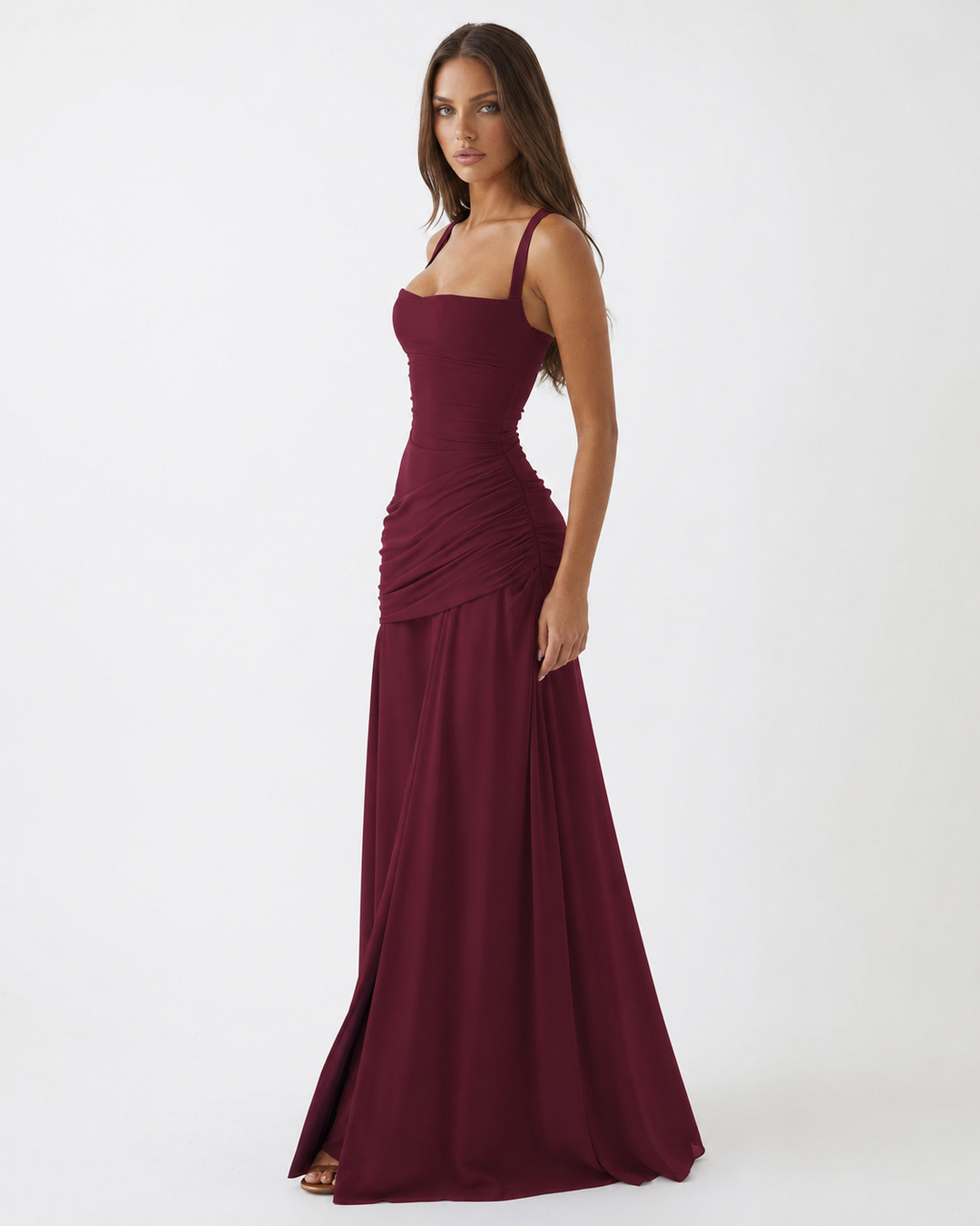 Vestido maxi elegante de mujer con escote cuadrado, drapeado, ideal para fiesta o cena formal.