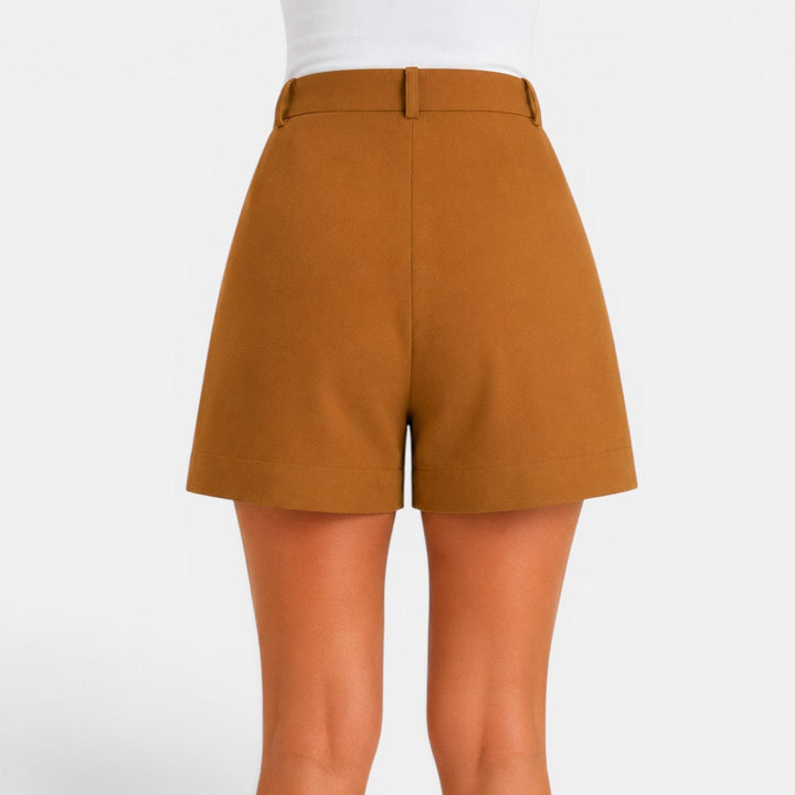 Estilo veraniego con shorts de mujer holgados, de cintura alta, combinando elegancia y comodidad.