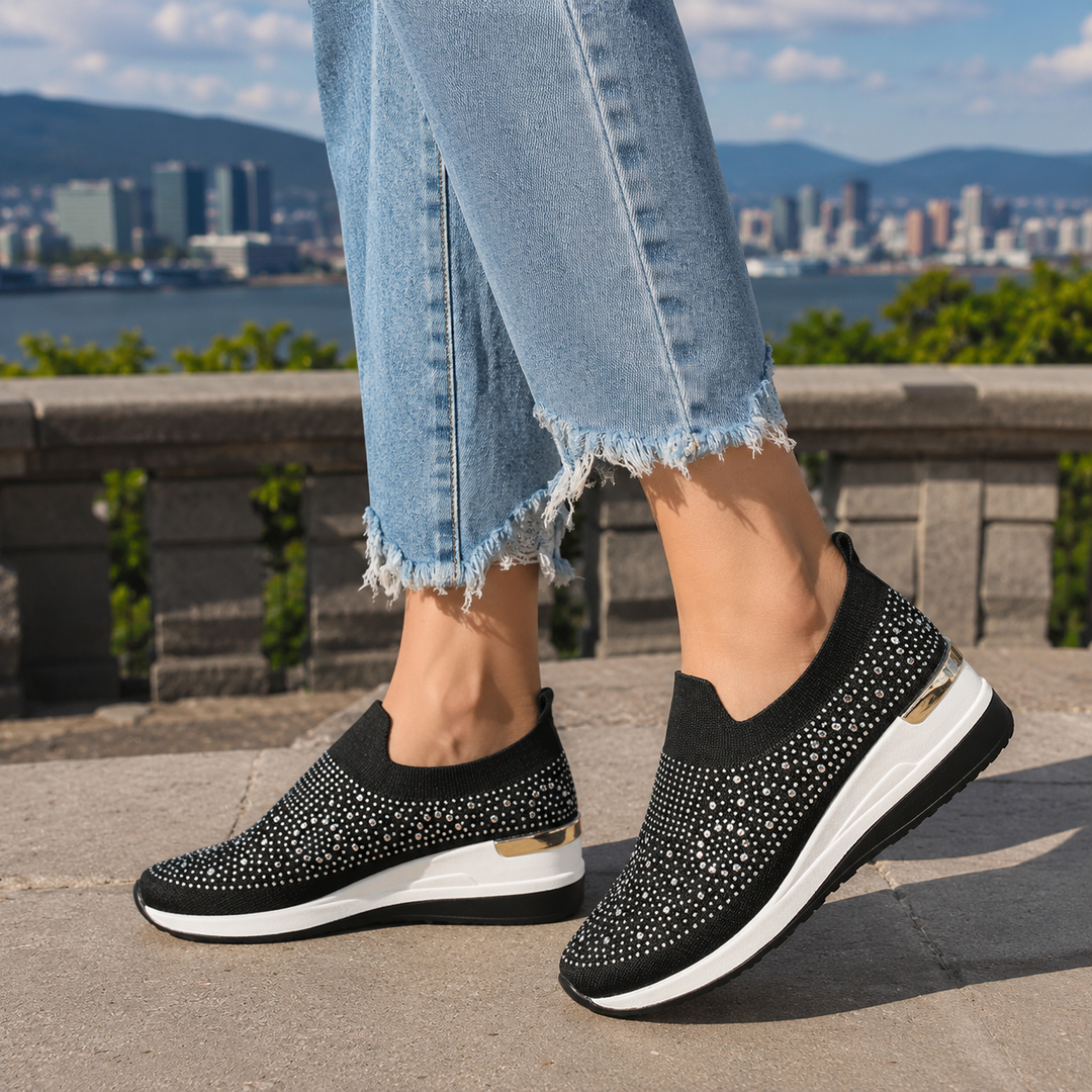 Zapatillas urbanas de mujer con plataforma y detalles de strass. Calzado de moda cómodo y con brillo.