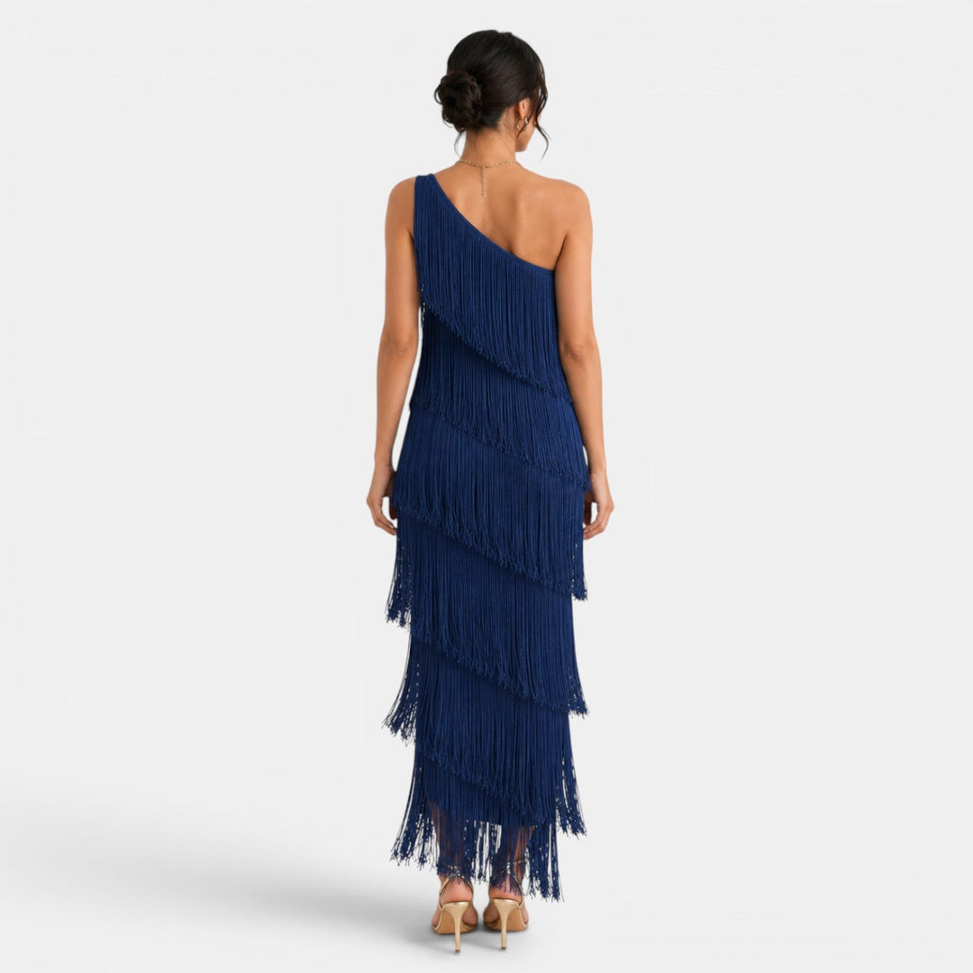 Vestido de fiesta con escote profundo y flecos, diseñado para mujer. Glamour para celebraciones nocturnas.