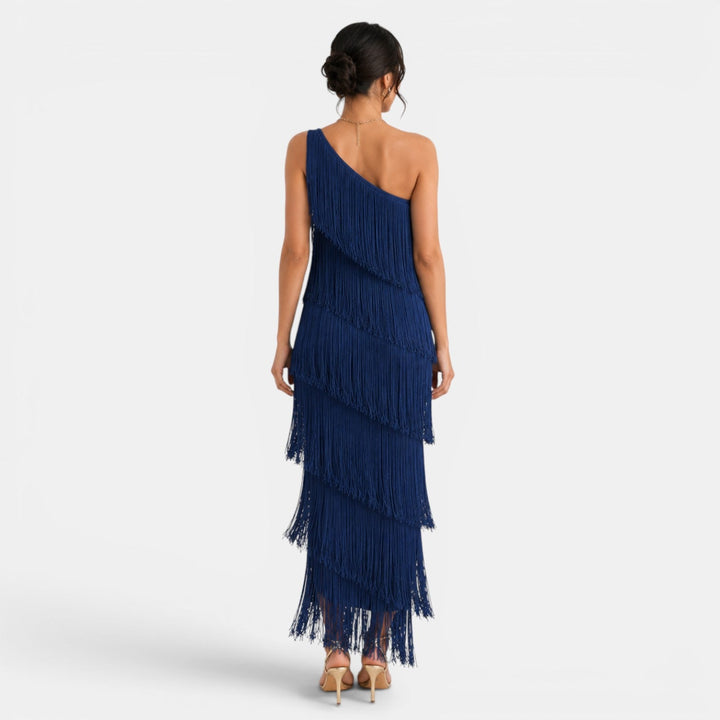 Vestido de fiesta con escote profundo y flecos, diseñado para mujer. Glamour para celebraciones nocturnas.