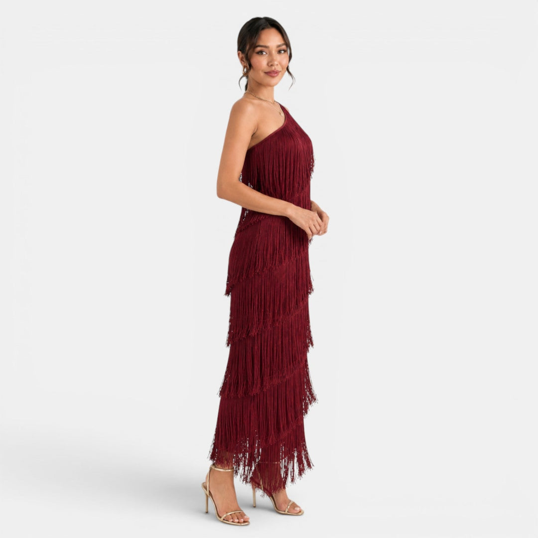 Vestido de fiesta rojo para mujer con escote pronunciado y flecos. Look glamuroso perfecto para eventos de noche.