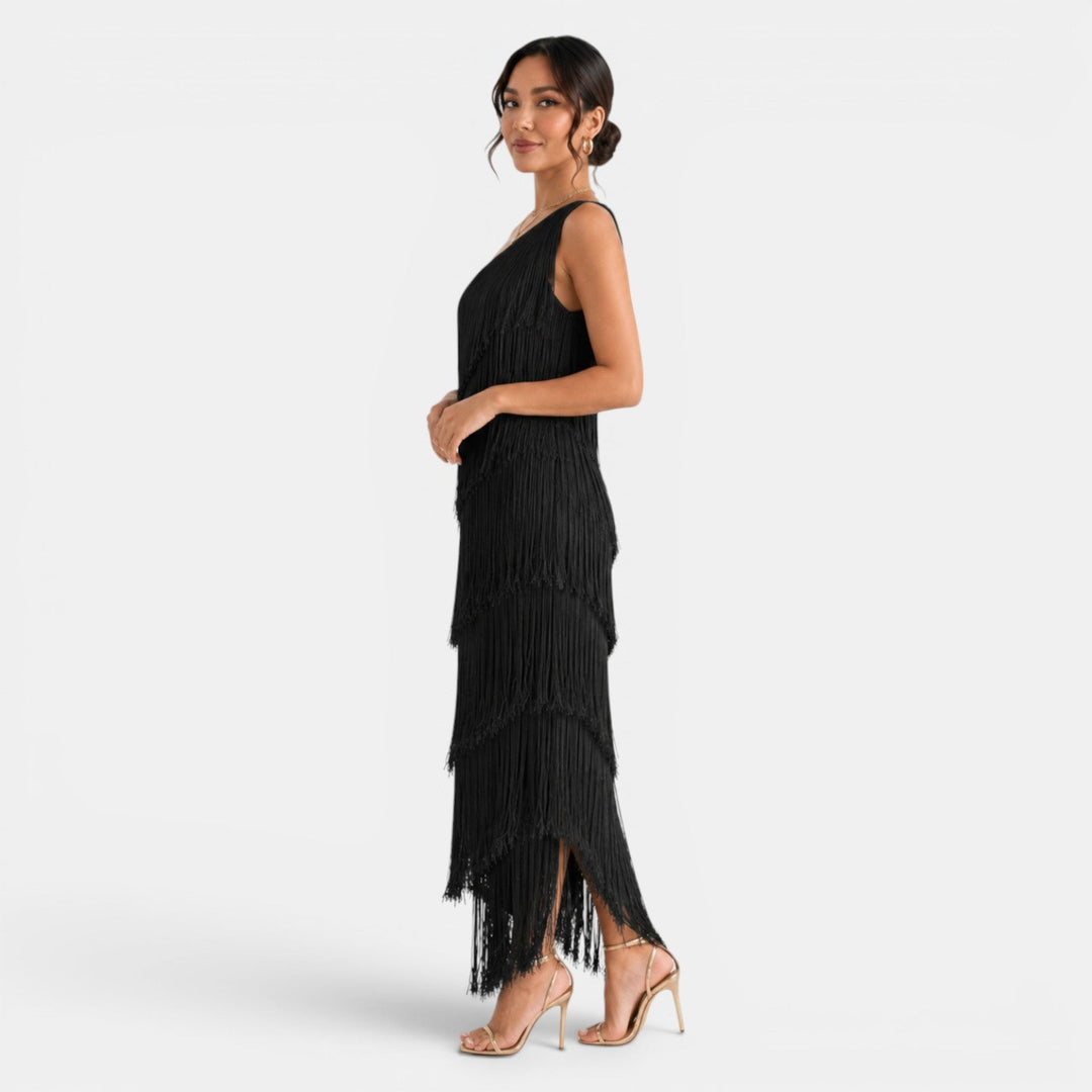 Mujer luciendo glamuroso vestido de fiesta con escote y flecos. Ideal para celebraciones y noches elegantes.