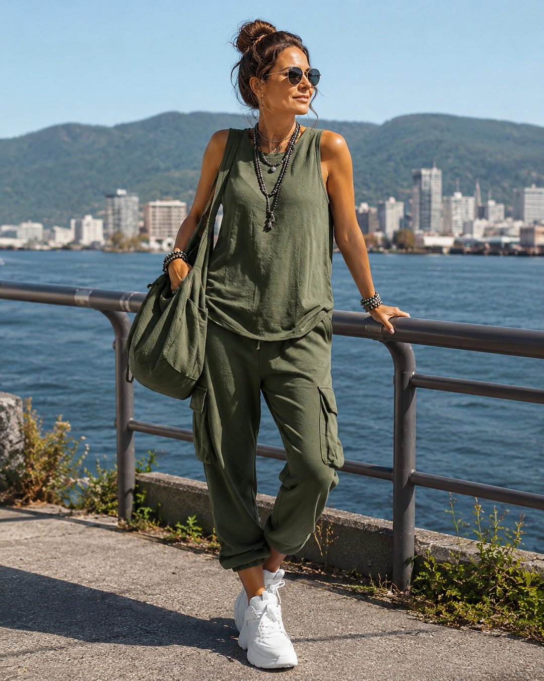 Conjunto casual de mujer: top sin mangas y pantalón cargo para un estilo urbano y cómodo.