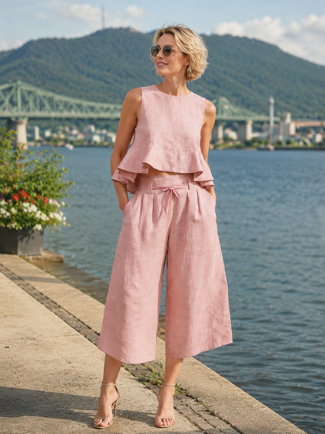 Conjunto de dos piezas para mujer con top de volantes y pantalón ancho, estilo casual de moda veraniega.