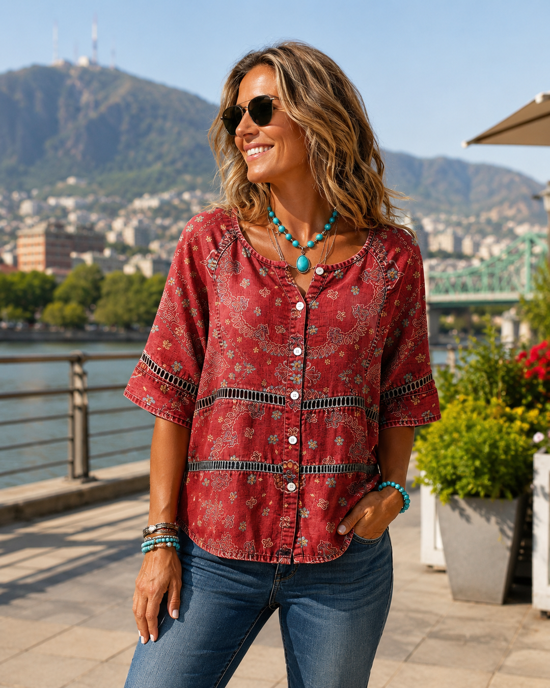 Blusa de mujer estilo bohemio vintage con estampado étnico vibrante y botones frontales. Ideal para primavera/verano.