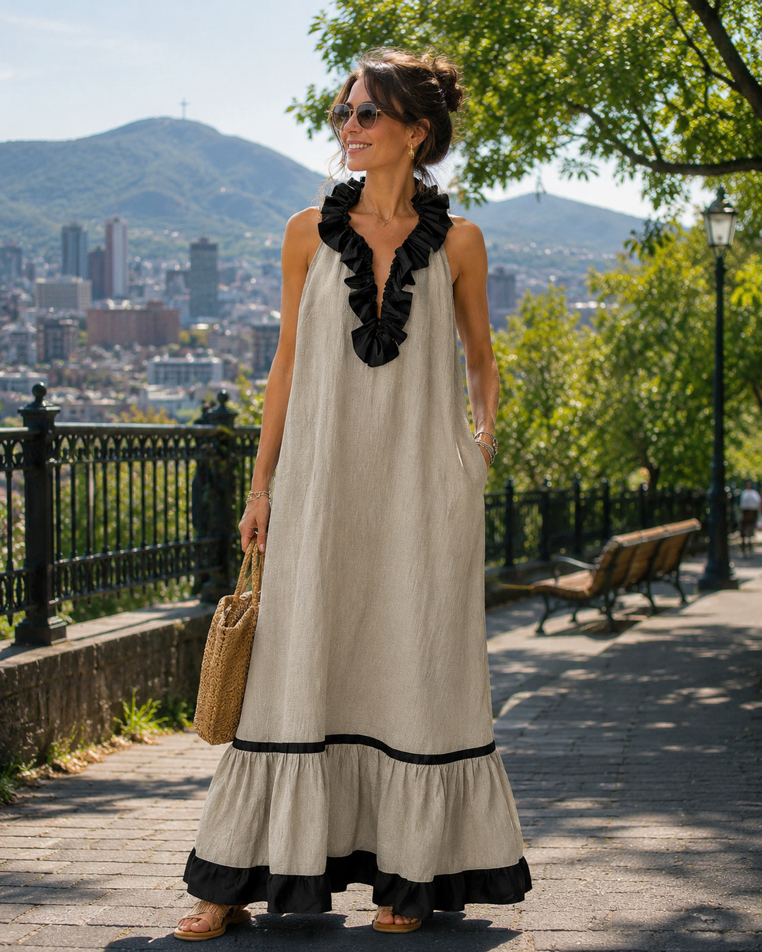 Vestido largo de mujer con cuello halter y volantes. Ideal para moda de verano y estilo casual.