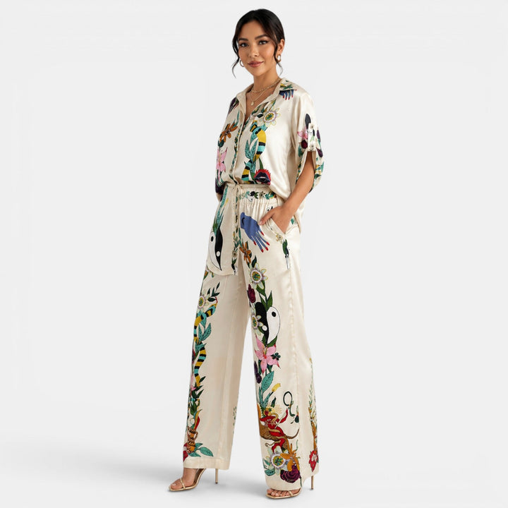 Camisa y pantalón satinado beige estampado, conjunto elegante para mujer, perfecto para ocasiones especiales.
