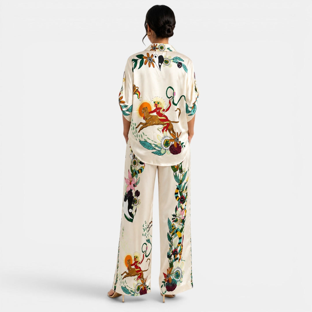 Conjunto beige satinado con estampado distintivo, diseño elegante y chic para la mujer moderna.