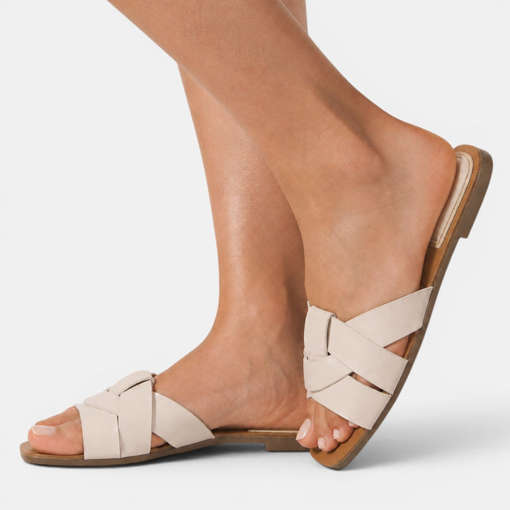 Moda veraniega: sandalias planas trenzadas para mujer, calzado cómodo con punta cuadrada, estilo y frescura.