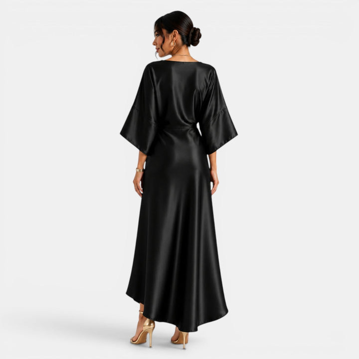 Elegante vestido largo satinado para mujer, diseño fluido y sofisticado para fiestas.