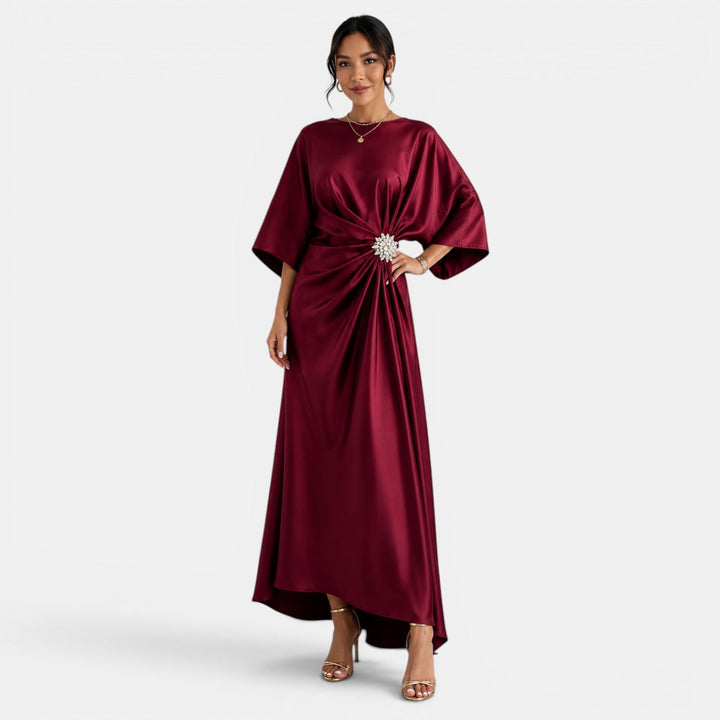 Mujer con vestido satinado largo elegante, para fiesta o evento especial, destacando su estilo.