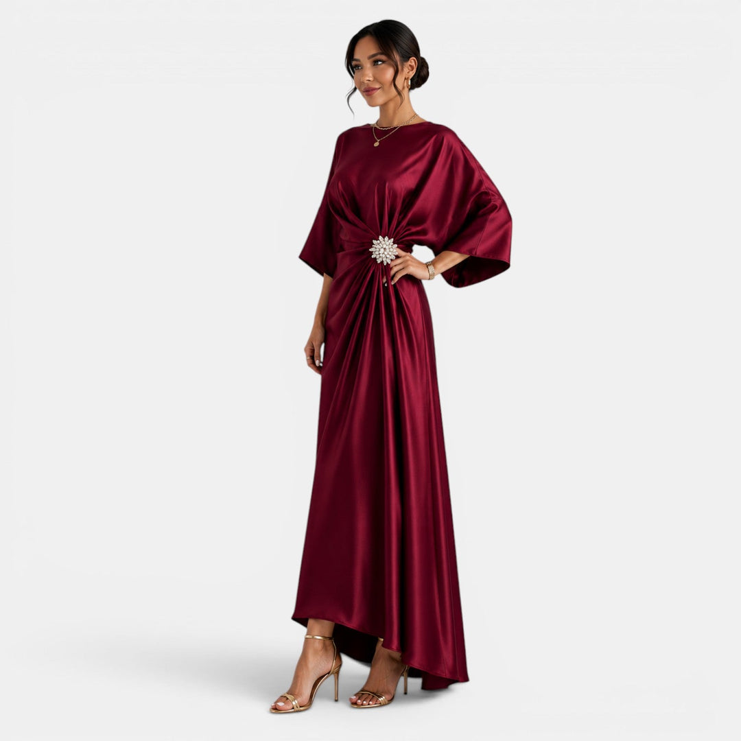 Vestido satinado largo de mujer, elegante, diseño moderno para bodas y celebraciones.
