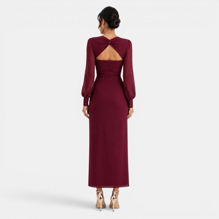 Moda femenina: vestido largo rojo elegante con manga larga, ideal para lucir sofisticada en eventos especiales.