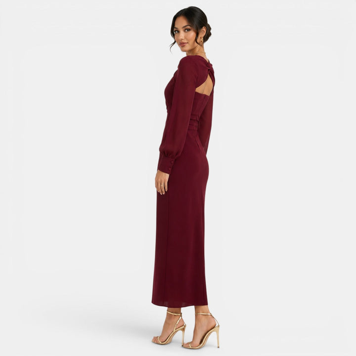Vestido de fiesta largo rojo con mangas largas, perfecto para celebración o evento formal de noche para mujer.