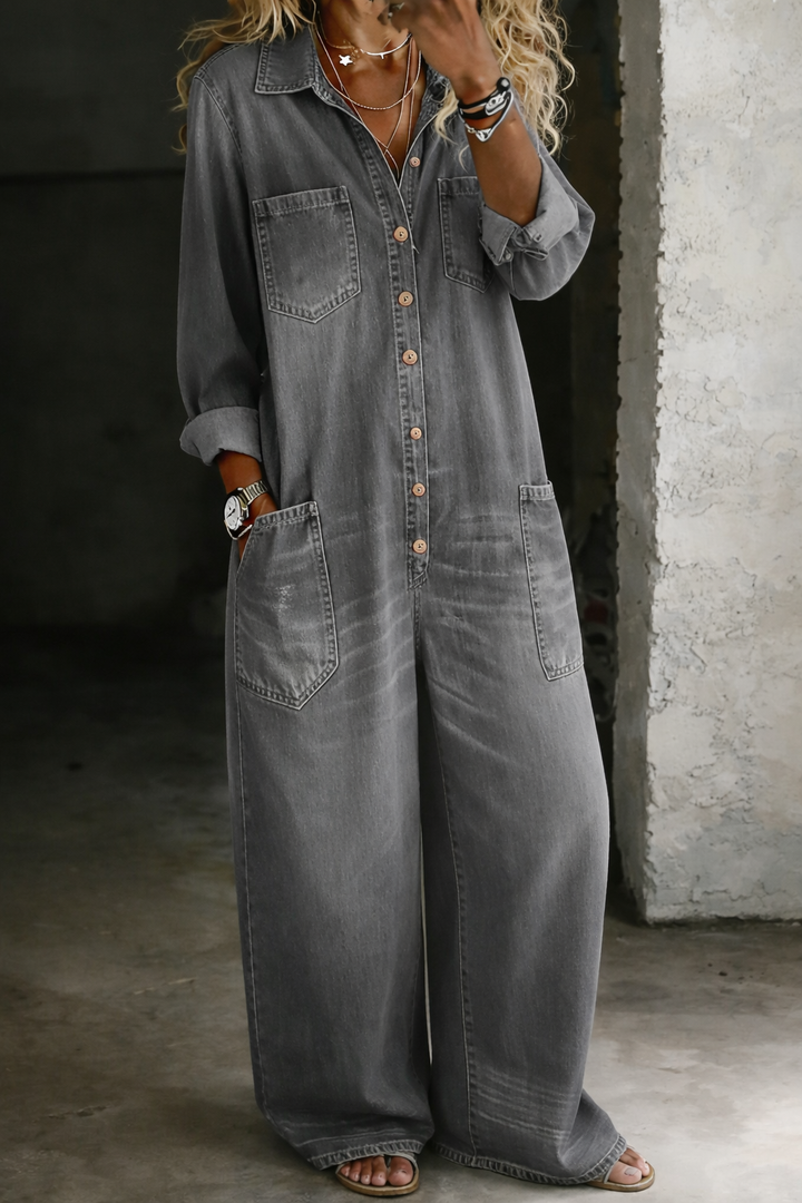 Detalle de botones frontales en mono largo casual de mujer, diseño elegante y cómodo.