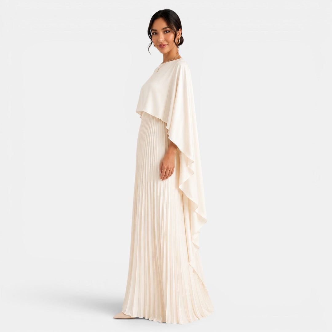Detalle de las mangas murciélago de un vestido largo elegante. Estilo fluido, moderno y cómodo para mujer.