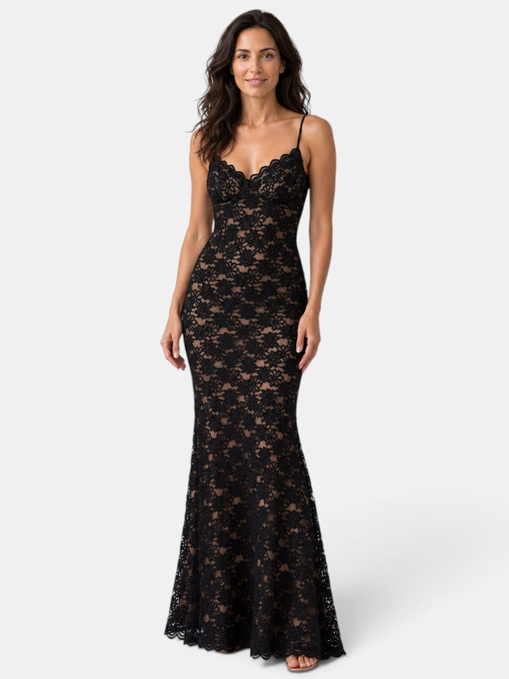 Vestido de fiesta negro ceñido con encaje transparente, ideal para eventos de noche sofisticados.