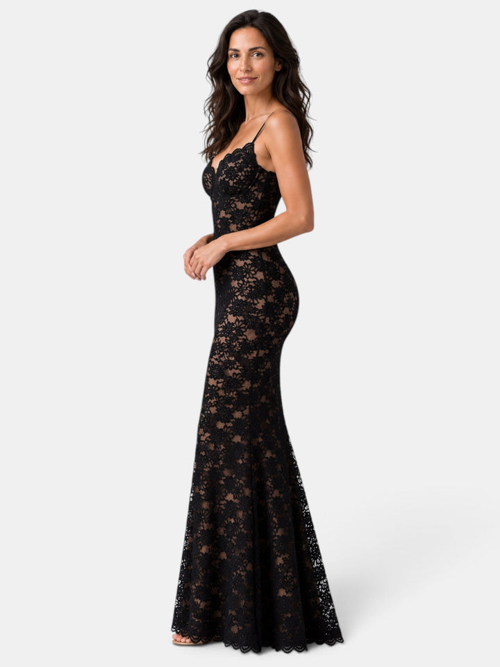 Vestido de fiesta beige para mujer, con detalles de encaje y transparencia, estilo elegante y glamuroso.