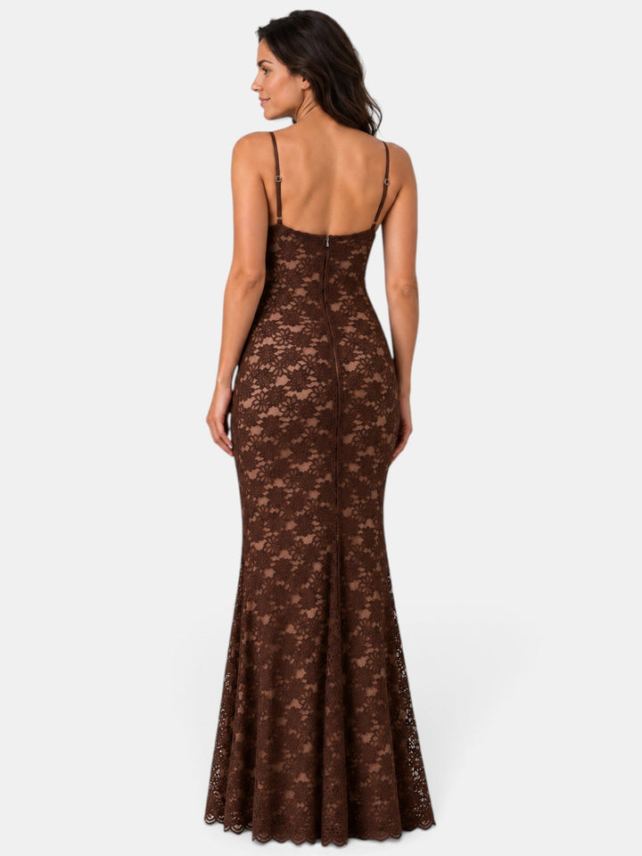 Vestido de mujer con encaje y transparencias, estilo glamuroso para noches y eventos elegantes.