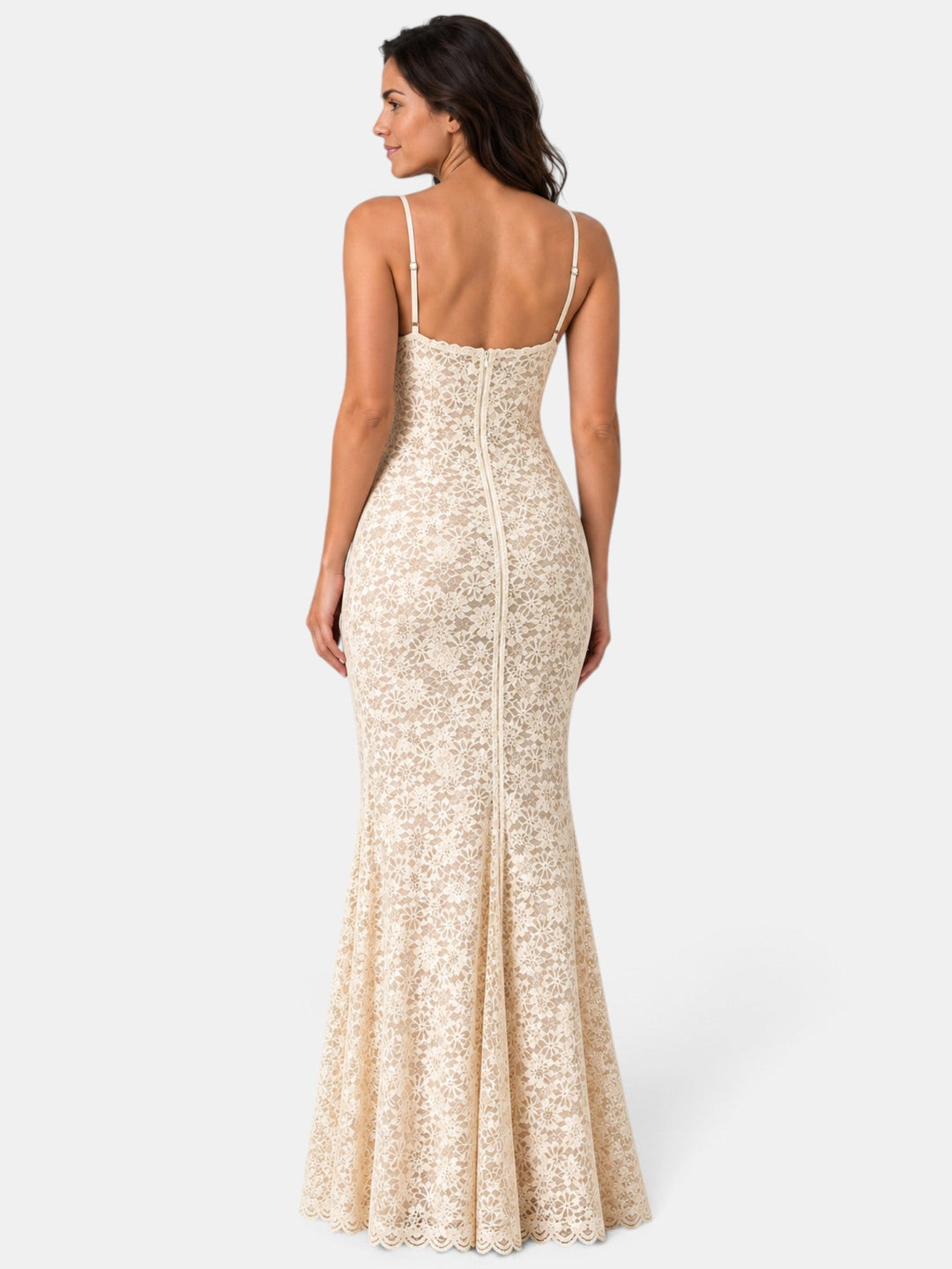 Vestido de encaje ceñido para fiesta, con diseño transparente, realzando la figura con glamour.