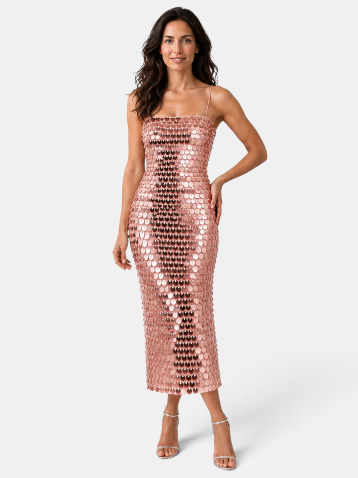 Detalle de lentejuelas en vestido midi de fiesta, un toque de glamour para la mujer elegante.