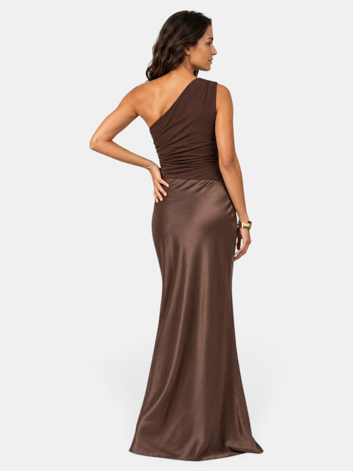 Elegante vestido de gala largo fruncido para mujer. Ideal para fiestas y eventos especiales.