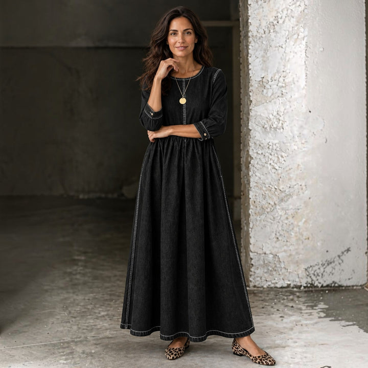 Mujer luciendo vestido vaquero largo de manga larga. Outfit casual y elegante, resaltando comodidad y estilo urbano moderno.