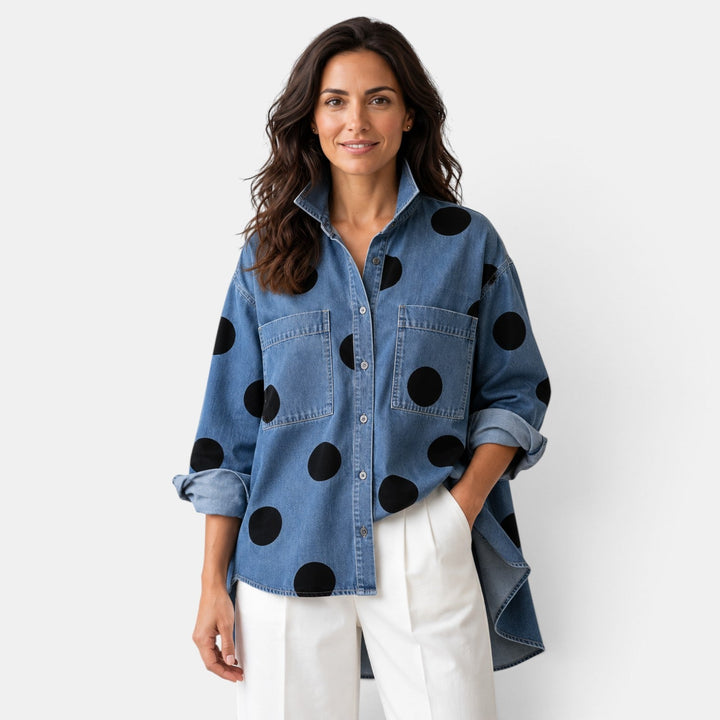 Camisa elegante de mujer con lunares y botones, manga larga. Ideal para oficina o casual, estilo versátil.