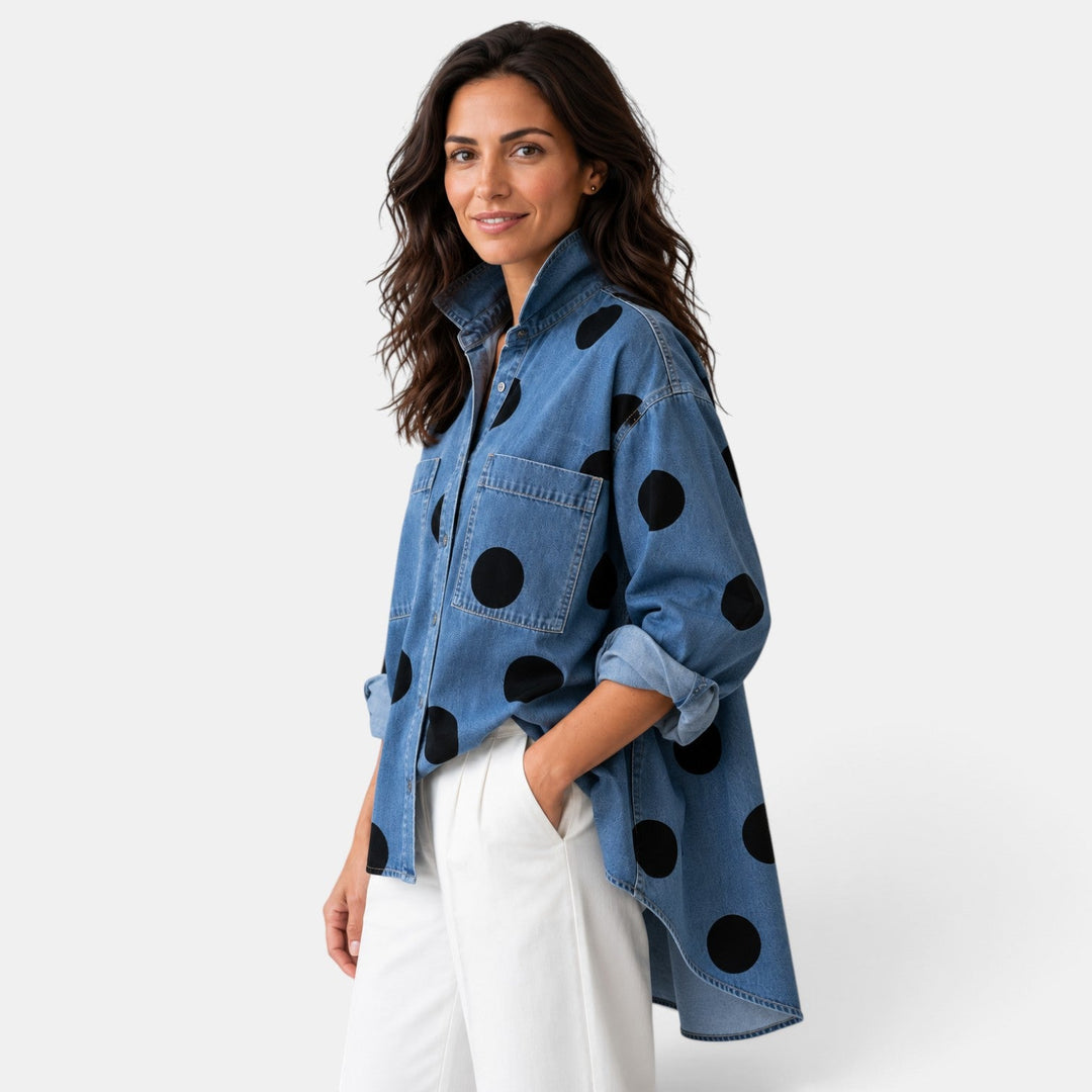 Primer plano de tela de blusa de lunares con botones. Muestra el estampado de moda y calidad de la ropa femenina.
