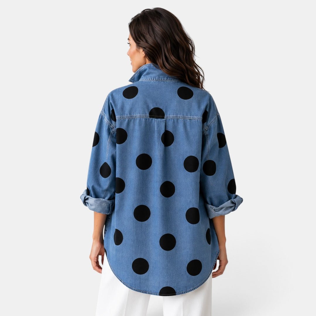Mujer vistiendo camisa de lunares elegante para oficina, combinada con pantalón. Blusa de botones, estilo profesional.