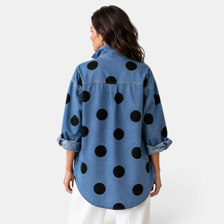 Mujer vistiendo camisa de lunares elegante para oficina, combinada con pantalón. Blusa de botones, estilo profesional.