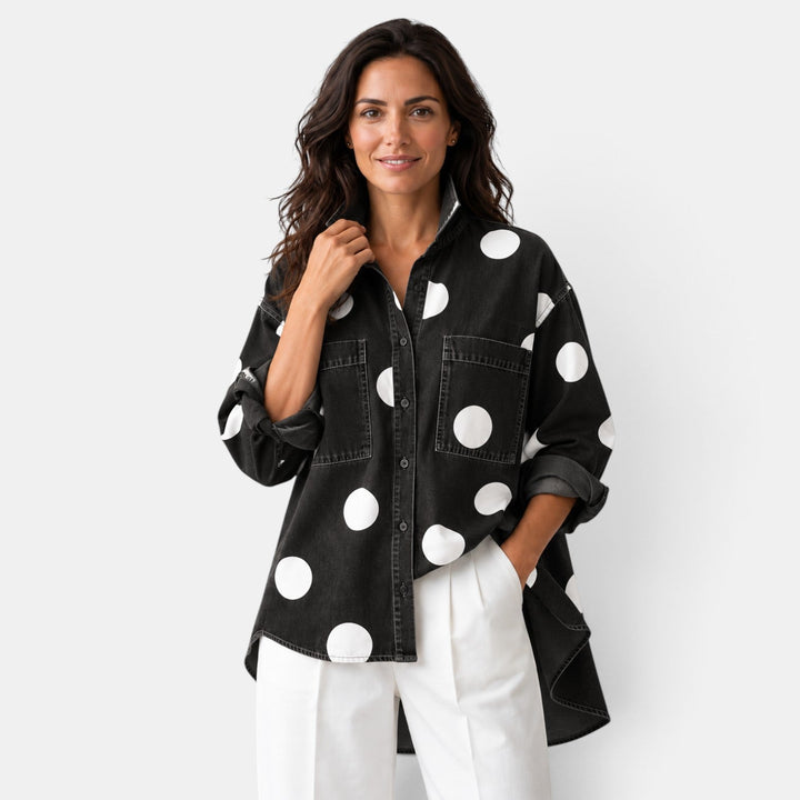 Blusa de mujer de lunares y botones, en un look casual de fin de semana. Ropa versátil de manga larga y moda.