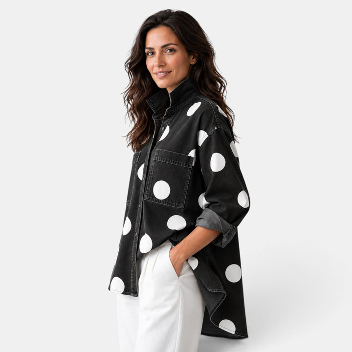 Espalda de camisa de lunares de mujer, manga larga. Blusa elegante y versátil con botones, perfecta para moda femenina.
