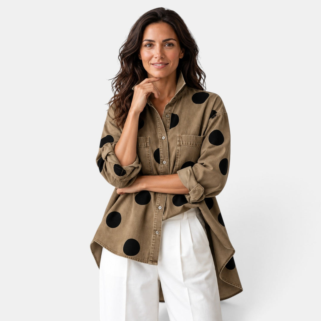 Mujer con camisa de lunares, botones y manga larga. Blusa fluida para un estilo versátil, ropa femenina cómoda y chic.