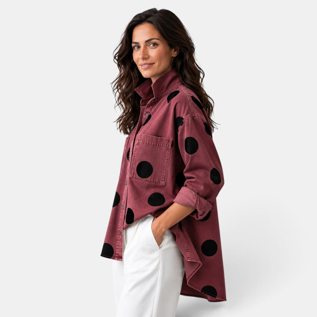 Ropa femenina: camisa de lunares de moda, elegante y casual. Blusa de botones y manga larga para un estilo versátil.