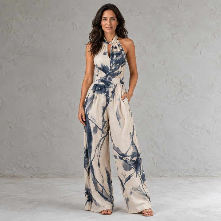 Mono mujer elegante beige con cuello halter y pierna ancha. Ideal para eventos de primavera/verano.