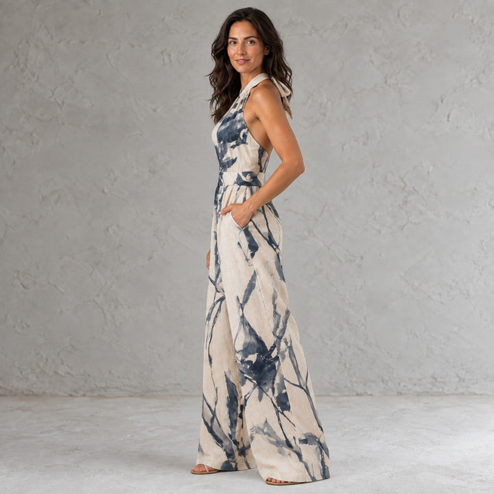 Mono mujer beige halter de pierna ancha. Atuendo versátil para un look elegante y casual chic.