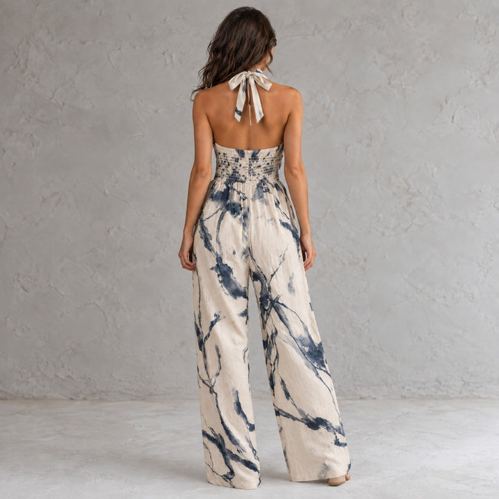 Jumpsuit beige para mujer, con diseño halter. Mono de pierna ancha perfecto para moda formal o casual.