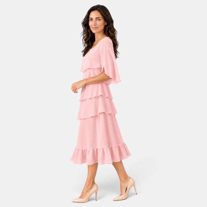 Vestido midi para mujer con volantes y mangas abiertas. Elegante atuendo para invitadas de boda y eventos especiales.