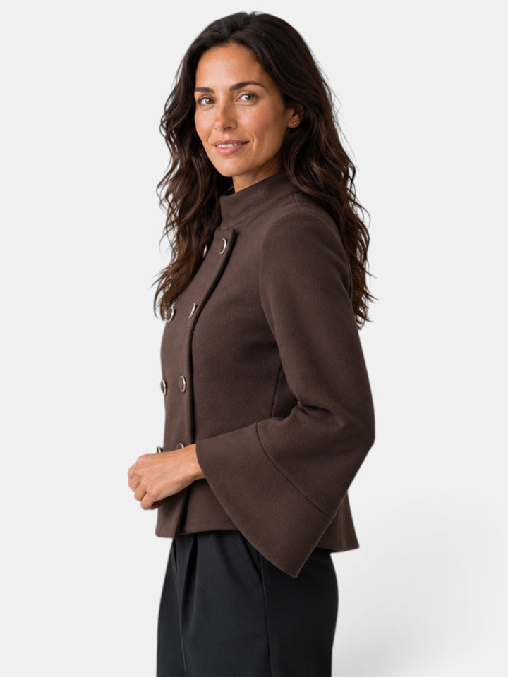 Mujer vistiendo chaqueta capa sofisticada. Abrigo elegante y versátil, ideal para moda femenina de otoño/invierno.