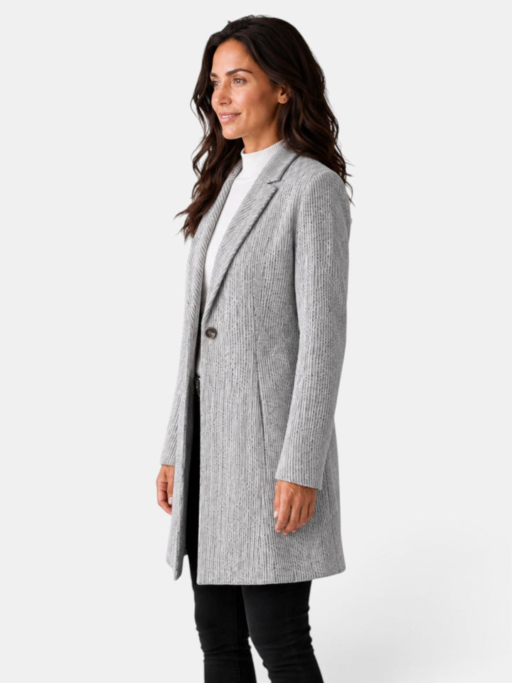 Elegante abrigo largo gris jacquard para mujer, perfecto para un look casual o formal de invierno.