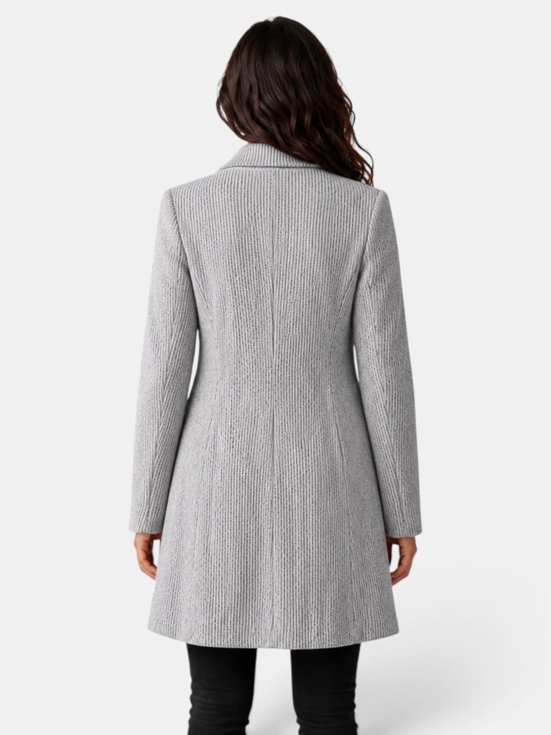 Abrigo de mujer jacquard gris, largo y elegante. Prenda cómoda y chic para invierno, moda femenina.