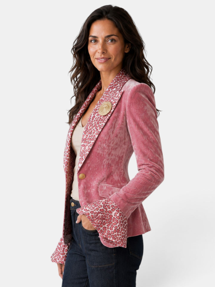 Chaqueta de mujer chic con estampado de leopardo, ideal para eventos o moda urbana.